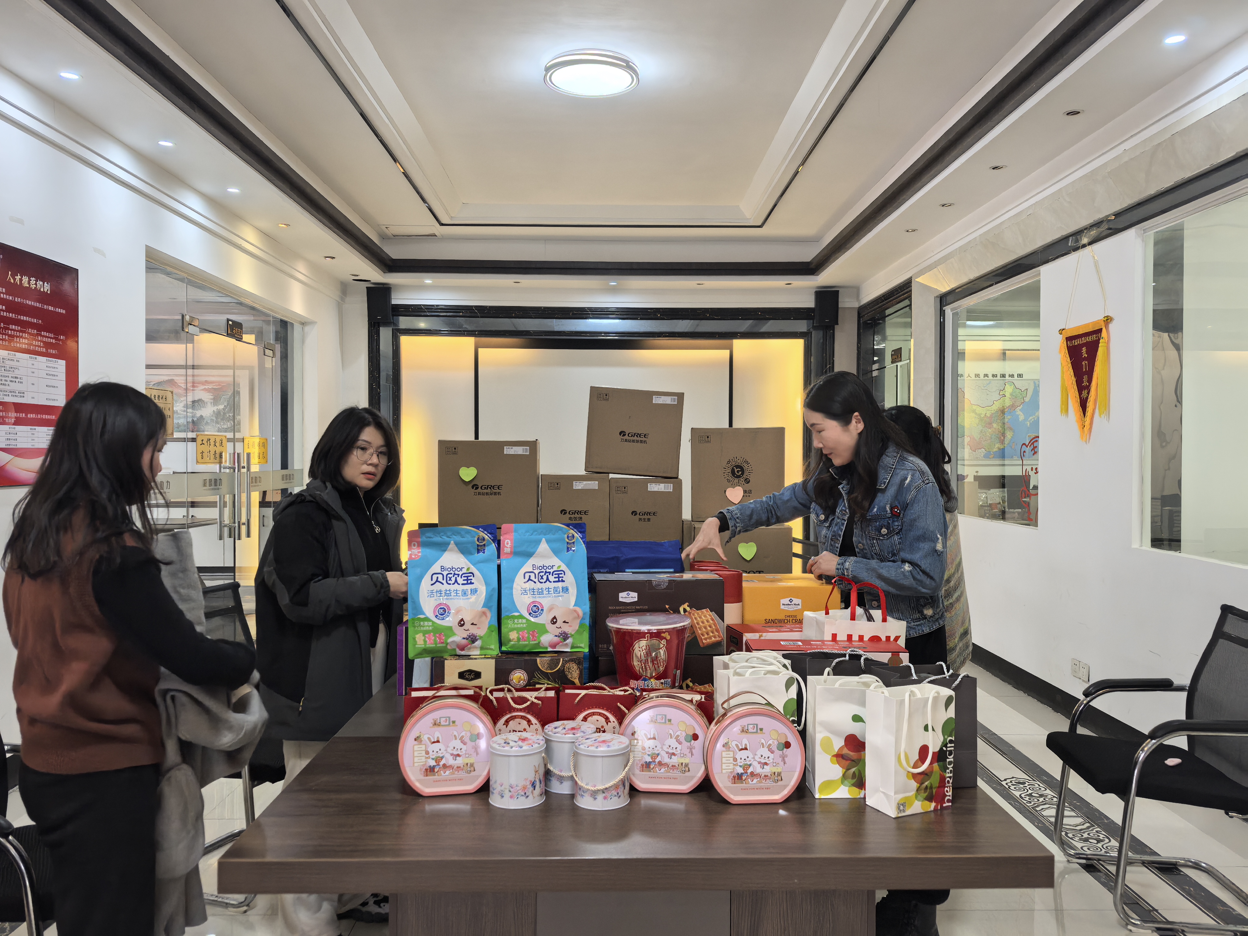 喜慶“三八”女神節(jié)、貼心慰問(wèn)暖人心